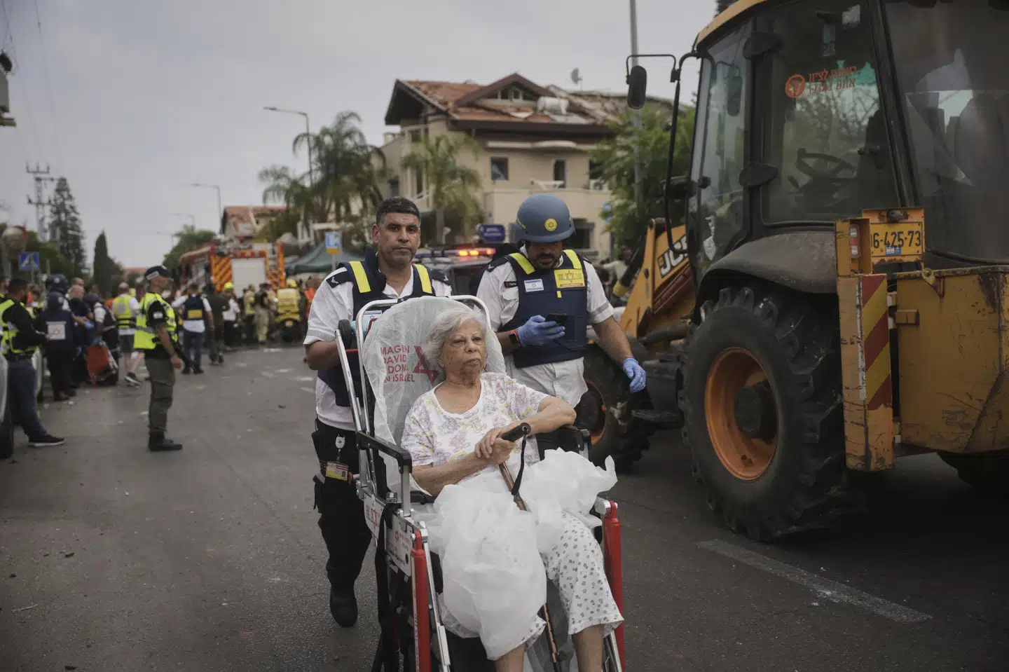 Ambulancereddere evakuerer en kvinde fra et område i Rishon Lezion i Israel, der er blevet ramt af et iransk angreb.