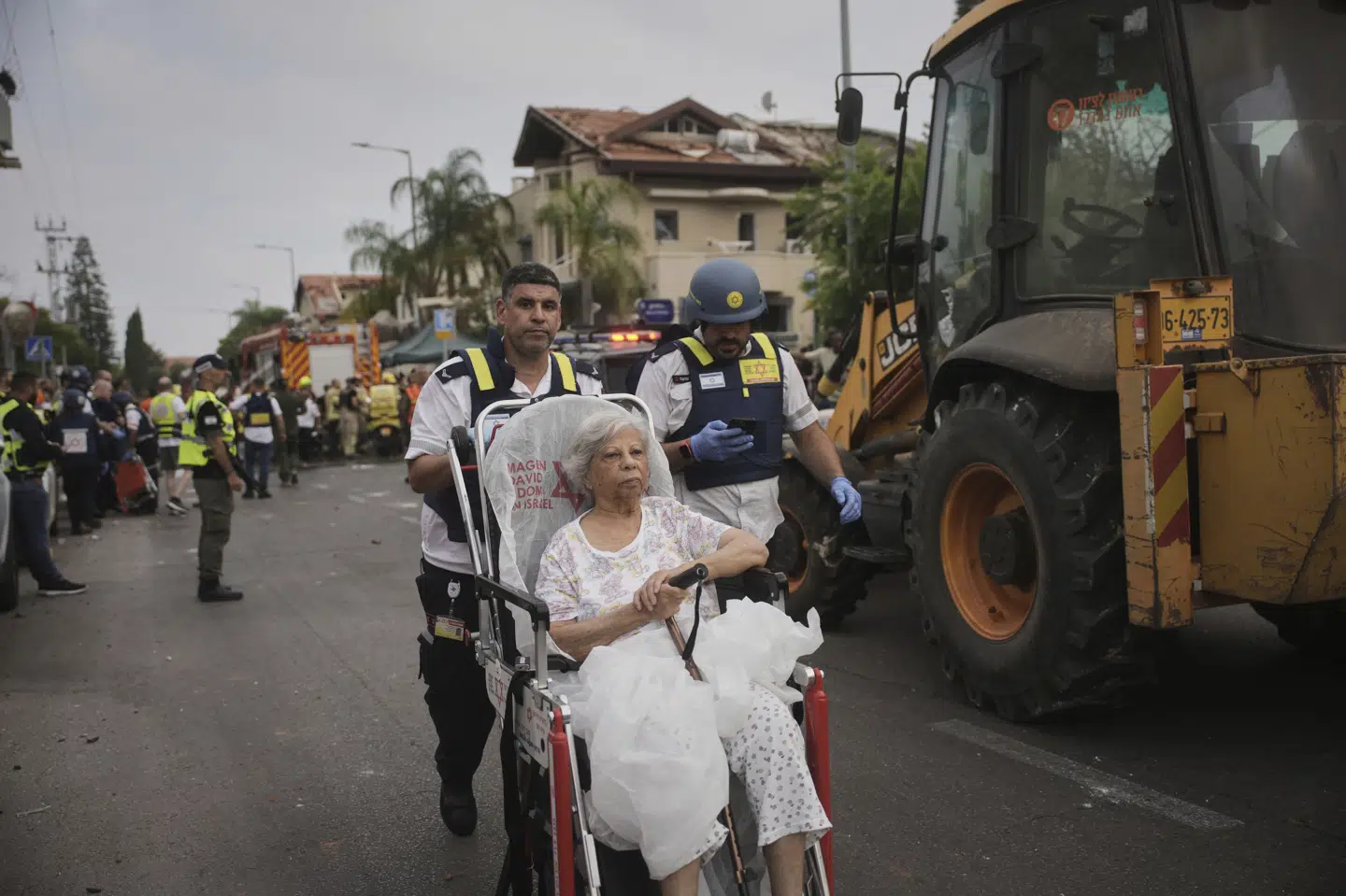 Ambulancereddere evakuerer en kvinde fra et område i Rishon Lezion i Israel, der er blevet ramt af et iransk angreb.