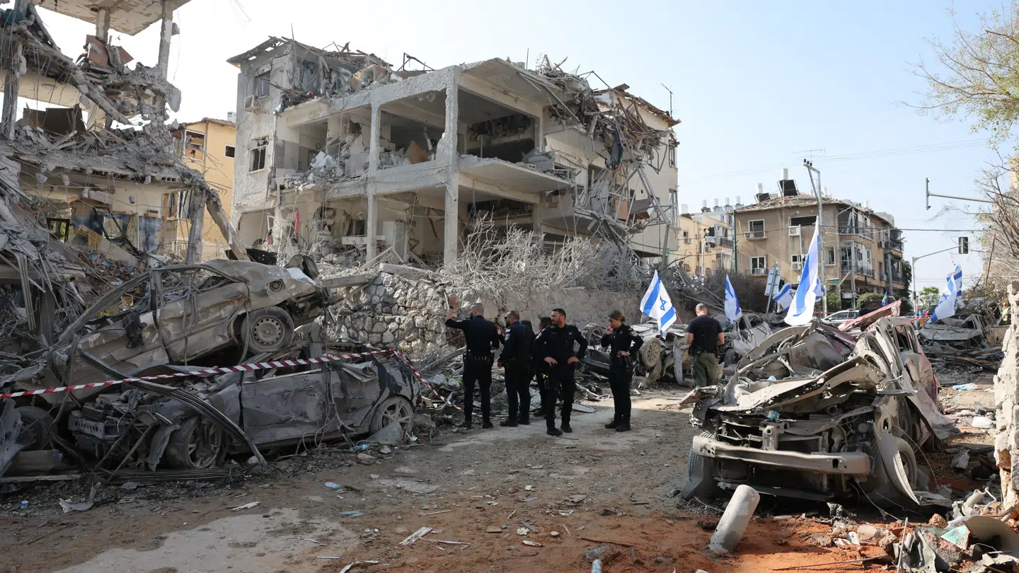 Natten til lørdag sendte Iran flere bølger af missiler mod Israel. En kvinde døde her i byen Ramat Gan, da fragmenter faldt ned fra himlen.