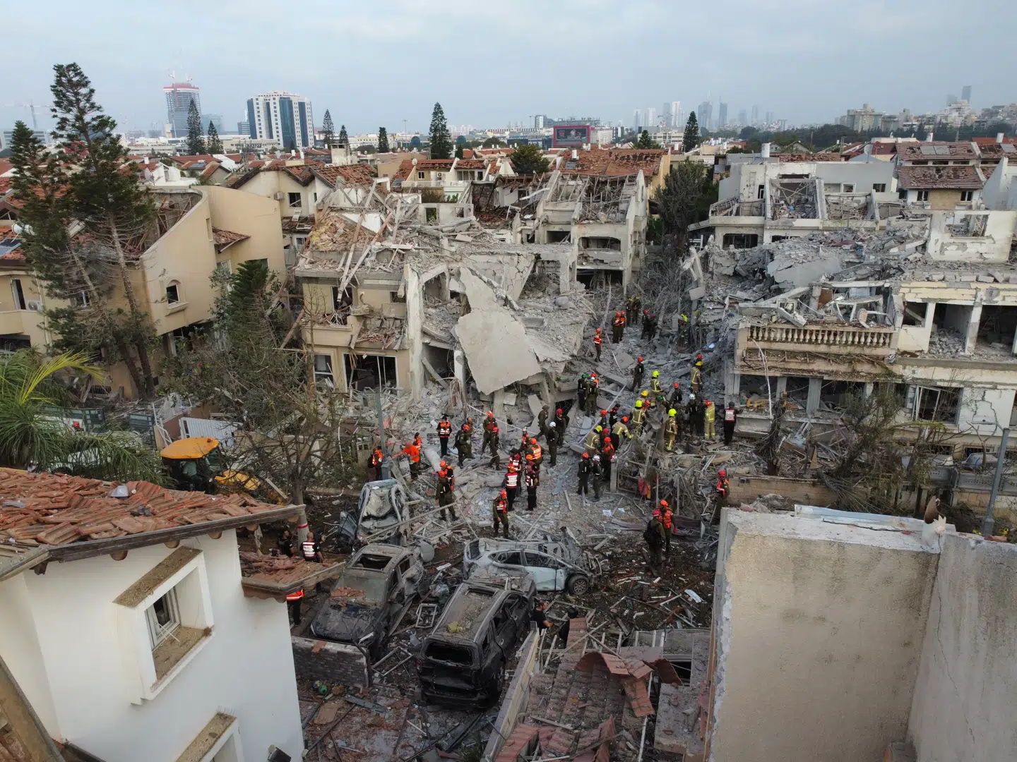 Iranske ballistiske missiler overvældede fredag aften det israelske missilskjold. Tre blev dræbt og over firs sårede. Her er det Rishon LeZion tæt på Tel Aviv.