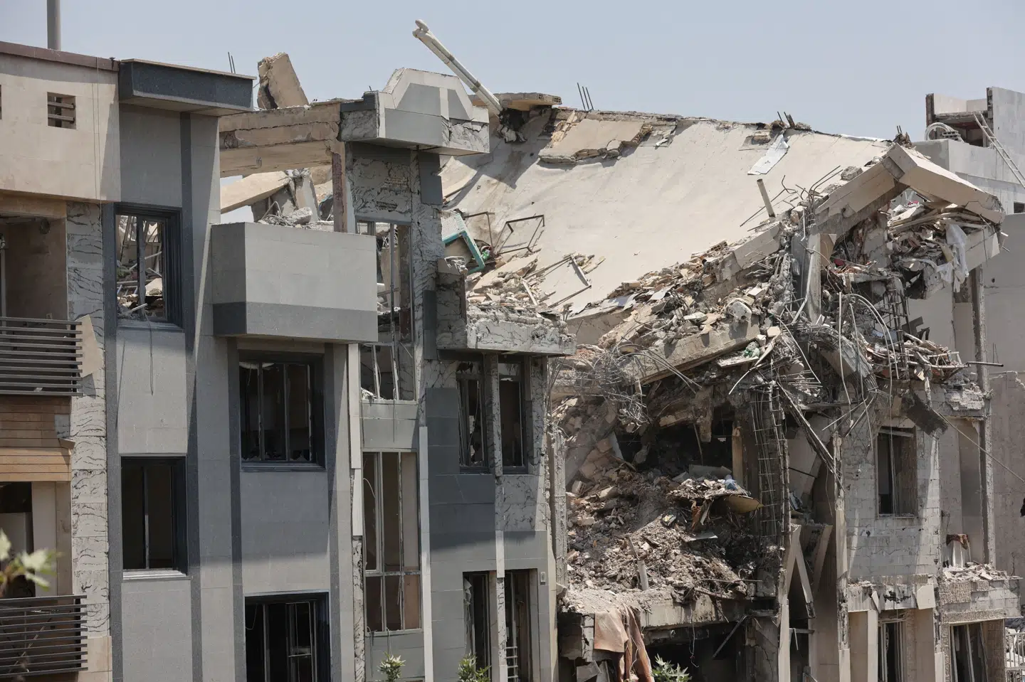 En ødelagt bygning efter et israelsk angreb i Irans hovedstad, Teheran. Billedet er taget 14. juni.