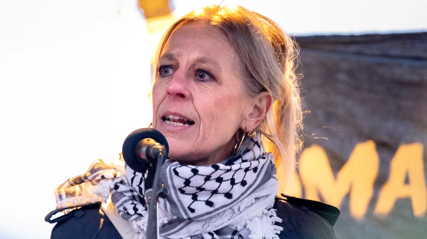 Enhedslistens Trine Pertou Mach, da foreningen Demos protesterer i København mod amerikansk tilstedeværelse i Danmark søndag den 26. januar 2025. Demonstrationen er går fra Den Amerikanske Ambassade til Christiansborg Slotsplads via Kongens Nytorv.. (Foto: Ida Marie Odgaard/Ritzau Scanpix)