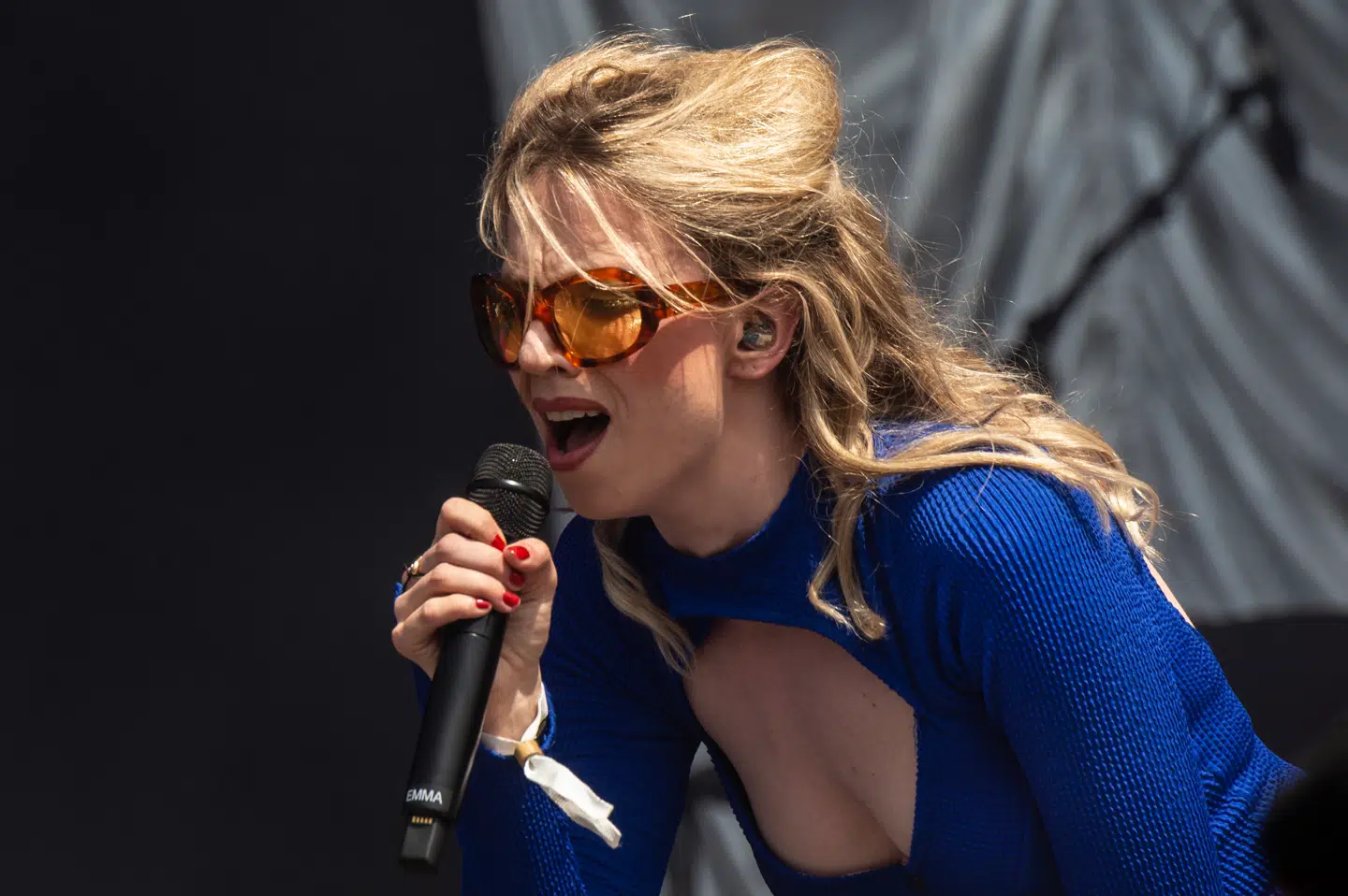 Emma Sehested Høeg er et 31-årigt multitalent, og lørdag eftermiddag spillede Danmarks kommende superstar på alle tangenter, da hun gav koncert på Heartland Festival.