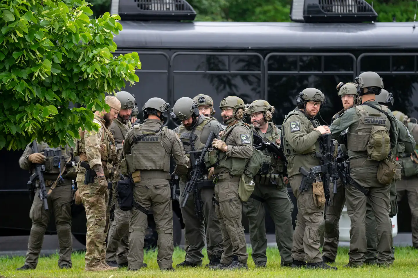 Politi og FBI er talstærkt til stede i Minnesota, hvor to politikere har været udsat for et skudattentat. Den ene er død. Gerningsmande er stadig på fri fod, og en menneskejagt er i gang.