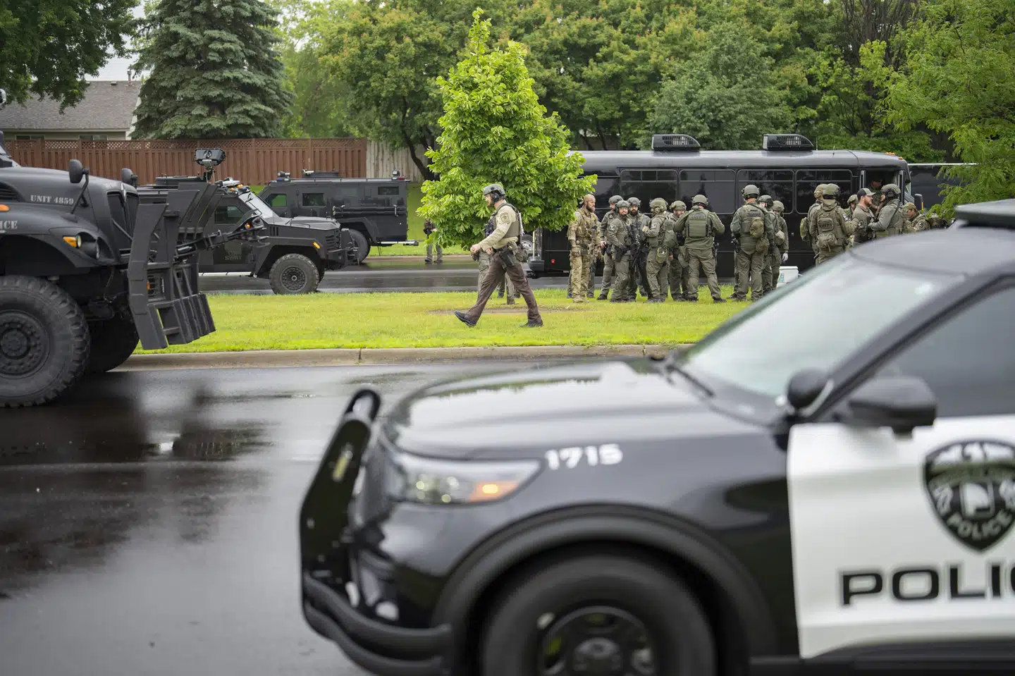 Lokalt politi og forbundspolitiet FBI er til stede i Minneapolis efter skyderierne lørdag morgen lokal tid.