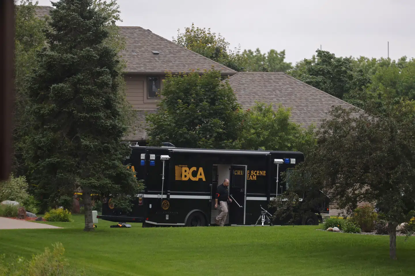 Efterforskere fra BCA, som hjælper politiet under efterforskningen af et attentat i Minnesota, ses her uden for Melissa Hortmans hjem. Både hun og hendes mand døde af deres skader.