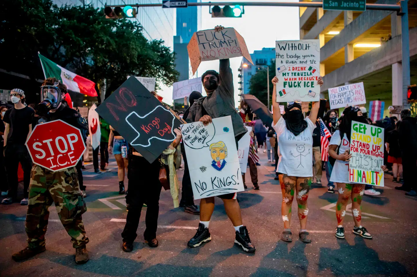 På skilte med teksten »no king« (ingen konge, red.) viste folk deres utilfredshed med Trumps politik på tværs af USA.