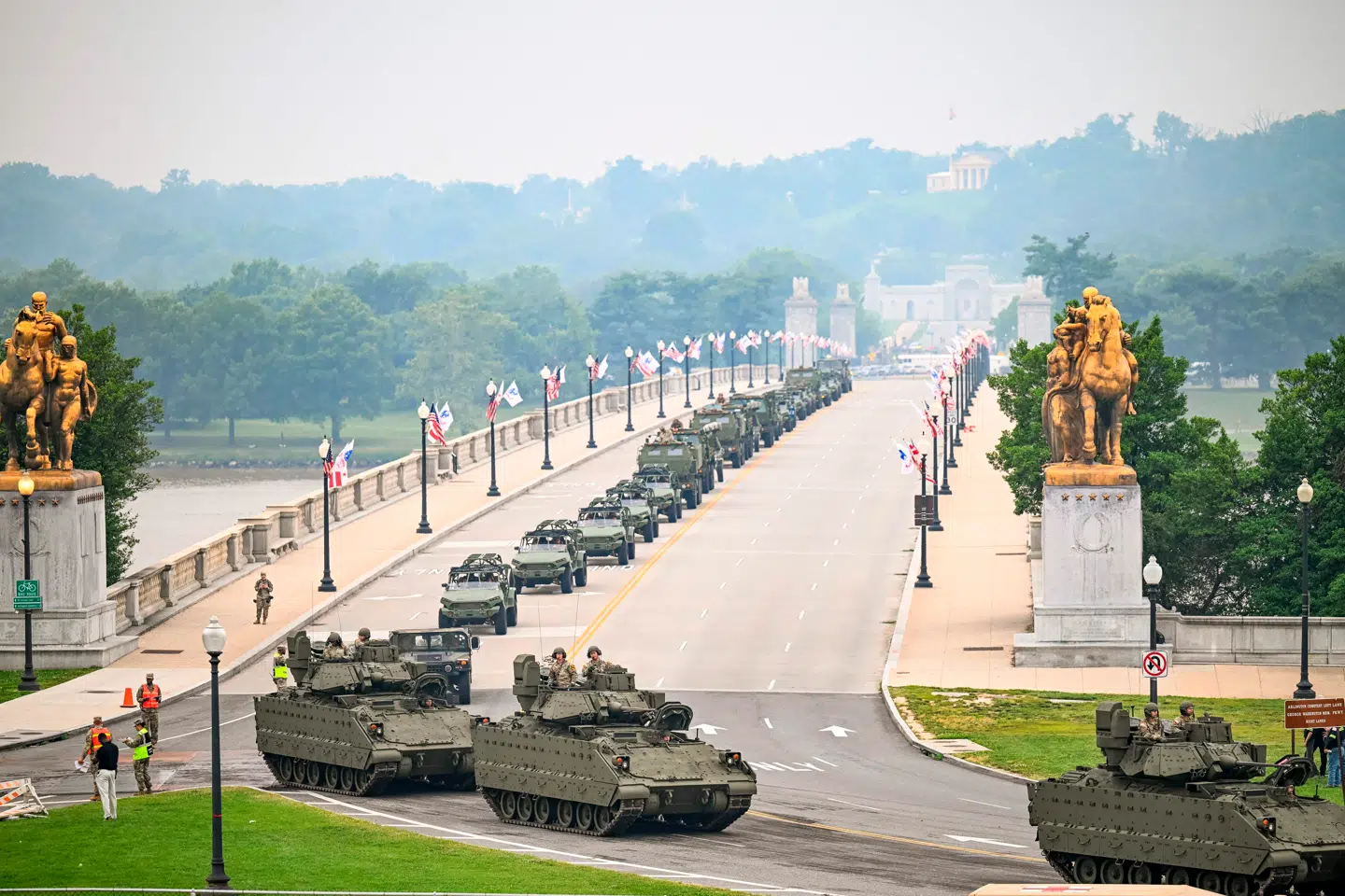 6.600 soldater, omkring 150 køretøjer og 50 fly var med i paraden, hvor store folkemængder ifølge CBS News var mødt op for at se med.