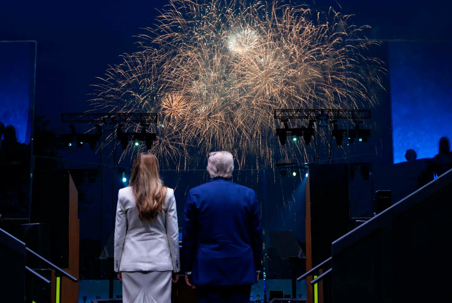 Militærparaden sluttede af med fyrværkeri.