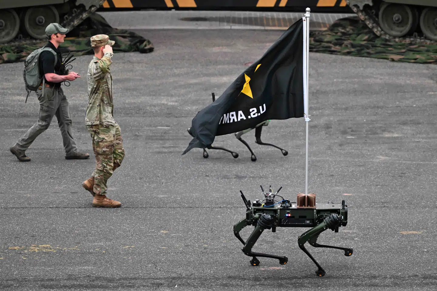 Til sidst i paraden viste Trump det udstyr, der bliver beskrevet som fremtidens militær, frem.