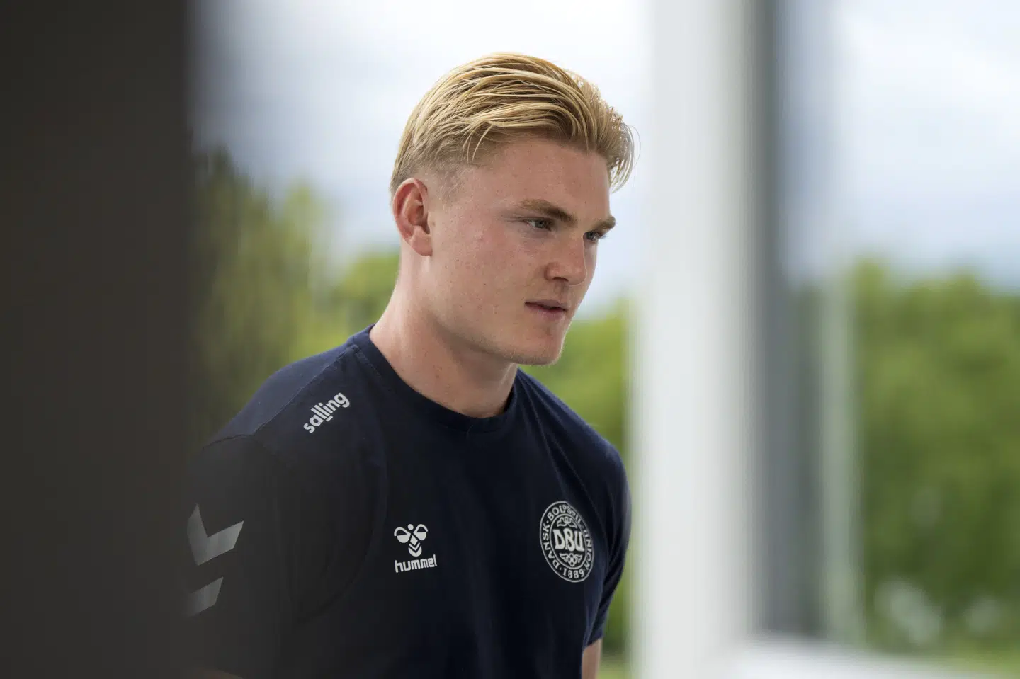 Conrad Harder fik skyllet lokkerne og lod sig fotografere forud for EM-slutrunden.