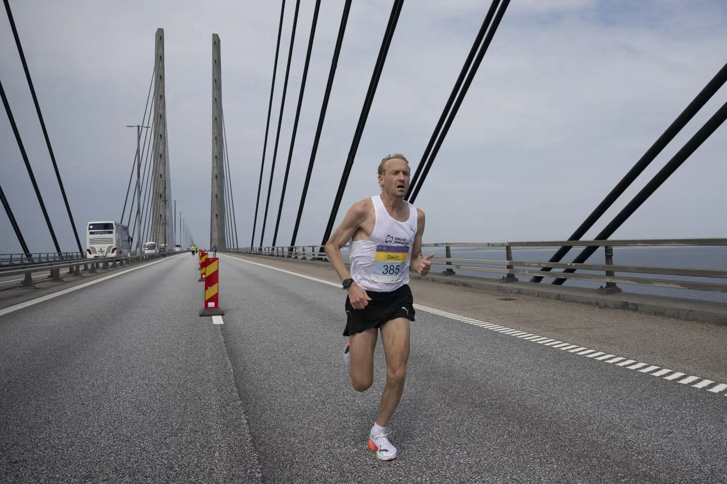 Svenske David Nilsson var den første af løberne ved halvmaratonet Broløbet, der kom op på højbroen på Øresundsbroen.