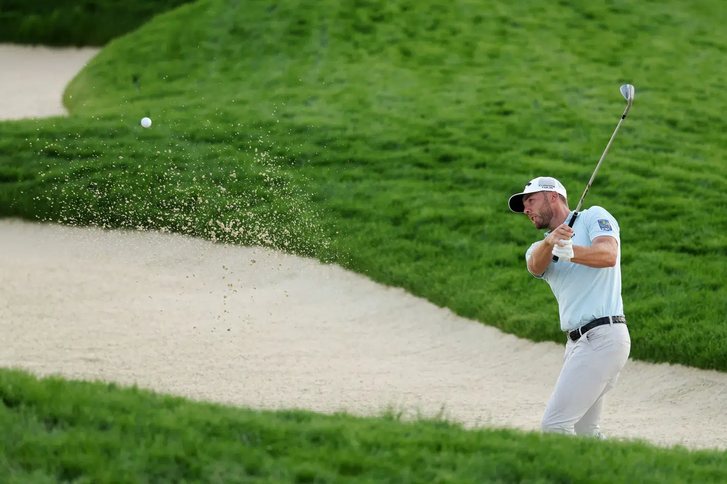 Sam Burns jagter karrierens største sejr på Oakmont Country Club.