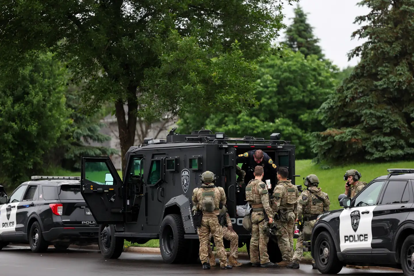 Den formodede gerningsmand bag skudattentatet mod to politikere i Minnesota lørdag er stadig på fri fod.