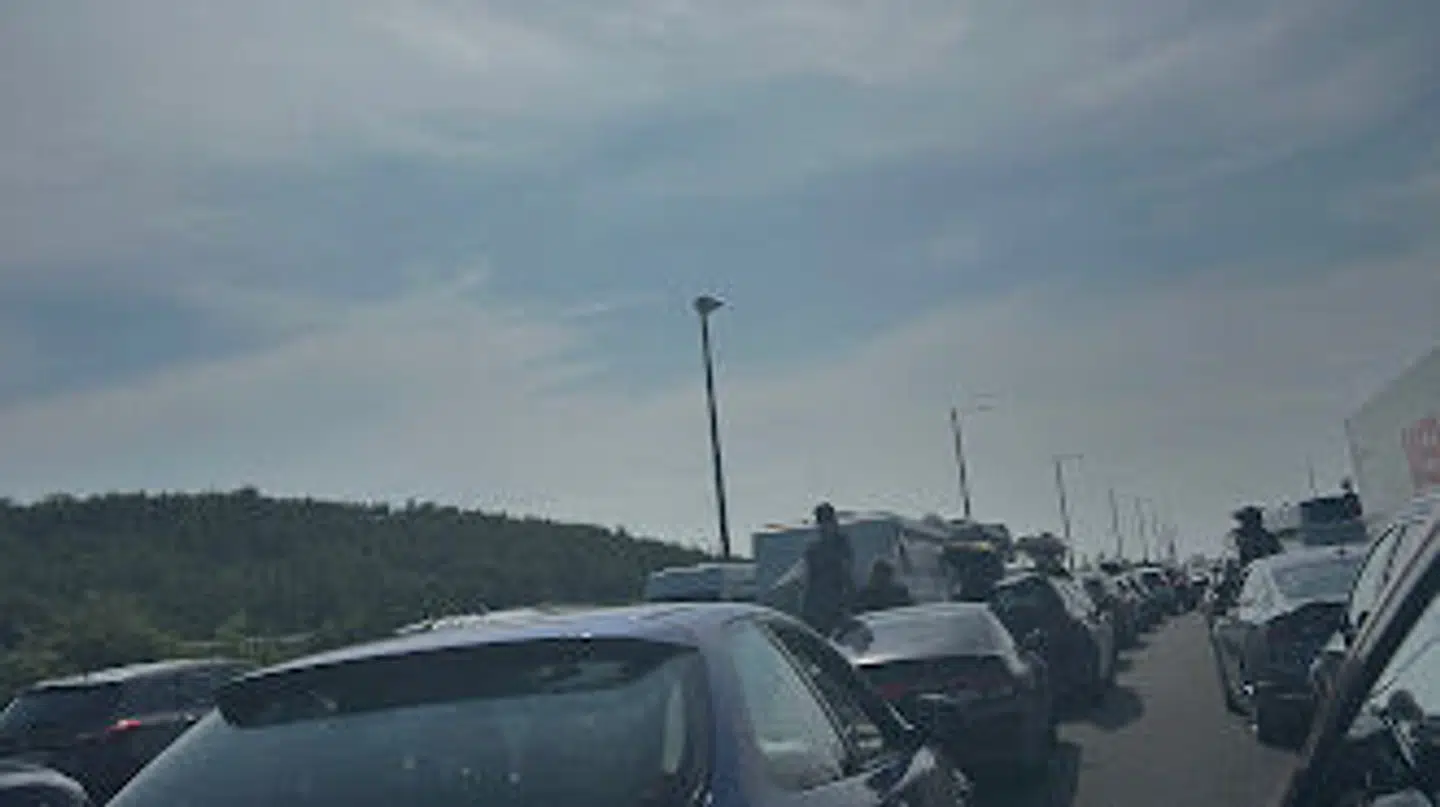 Folk er steget ud af deres biler, fortæller Claes Theilgaard.