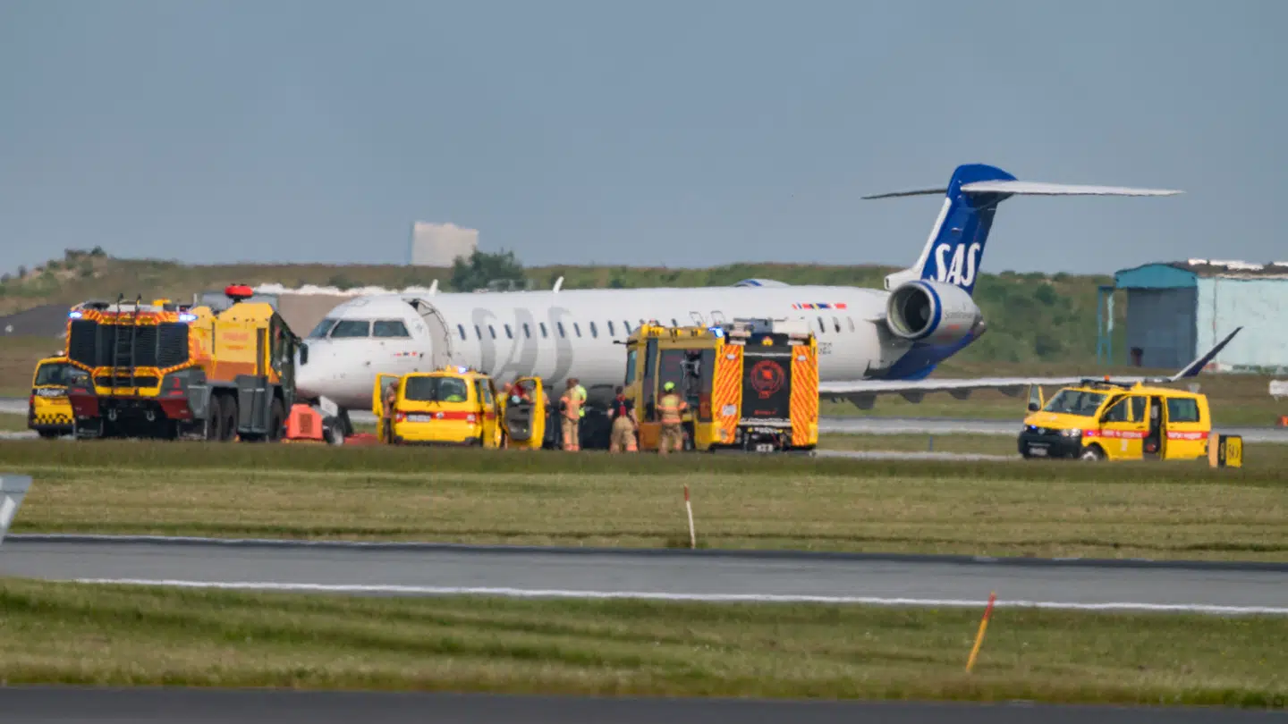 SAS-fly omgivet af brand- og redningskøretøjer på landingsbanen i Kastrup Lufthavn, søndag den 15. juni 2025. SAS-flyet er sikkerhedslandet i lufthavnen.