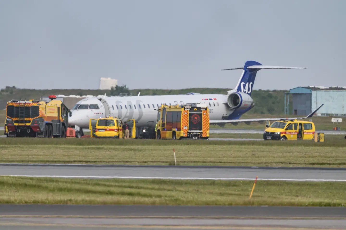 SAS-flyet er omgivet af brand- og redningskøretøjer på landingsbanen i Kastrup Lufthavn.