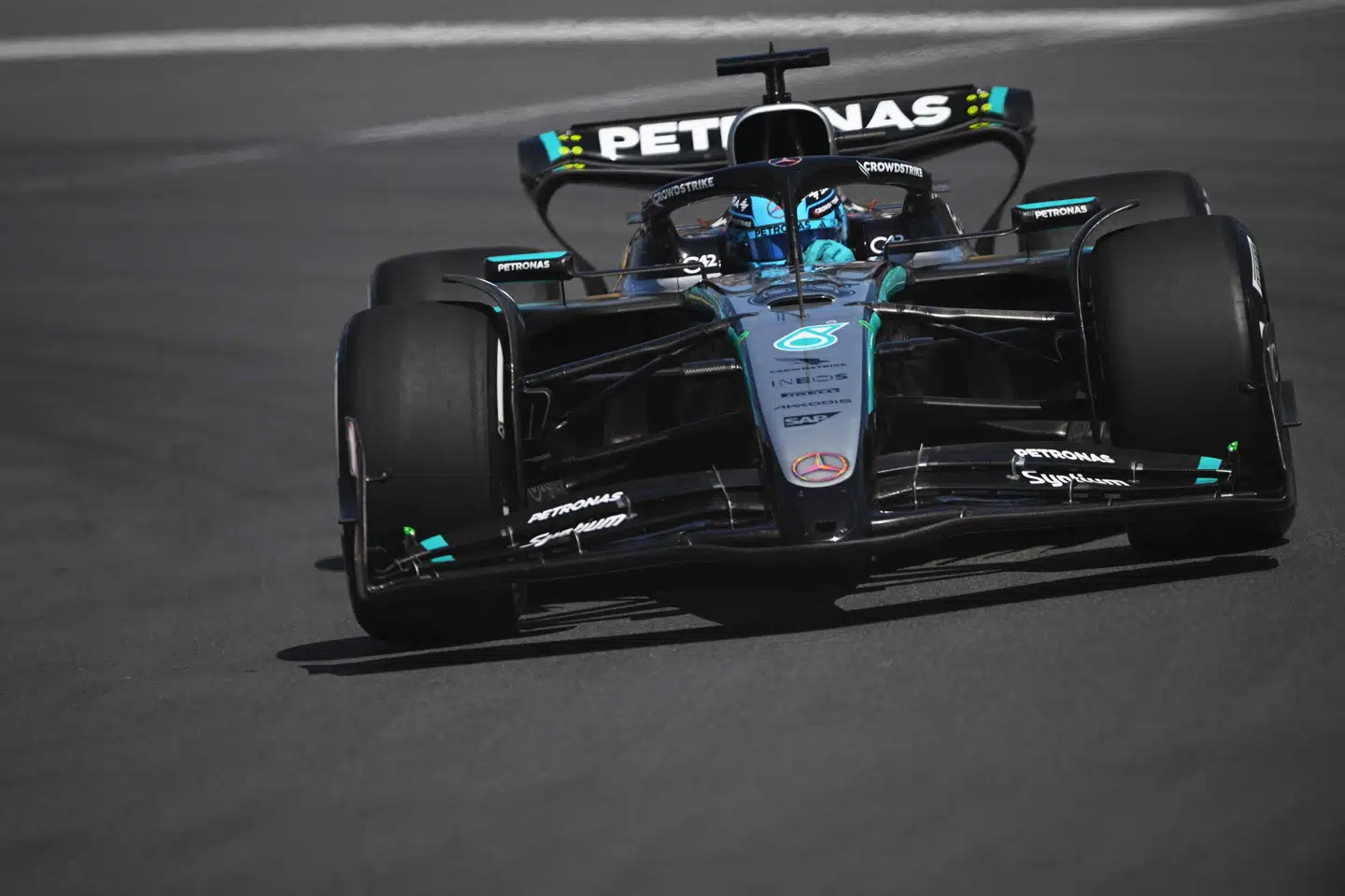 George Russell formåede at holde konkurrenterne bag sig på asfalten i Montreal.