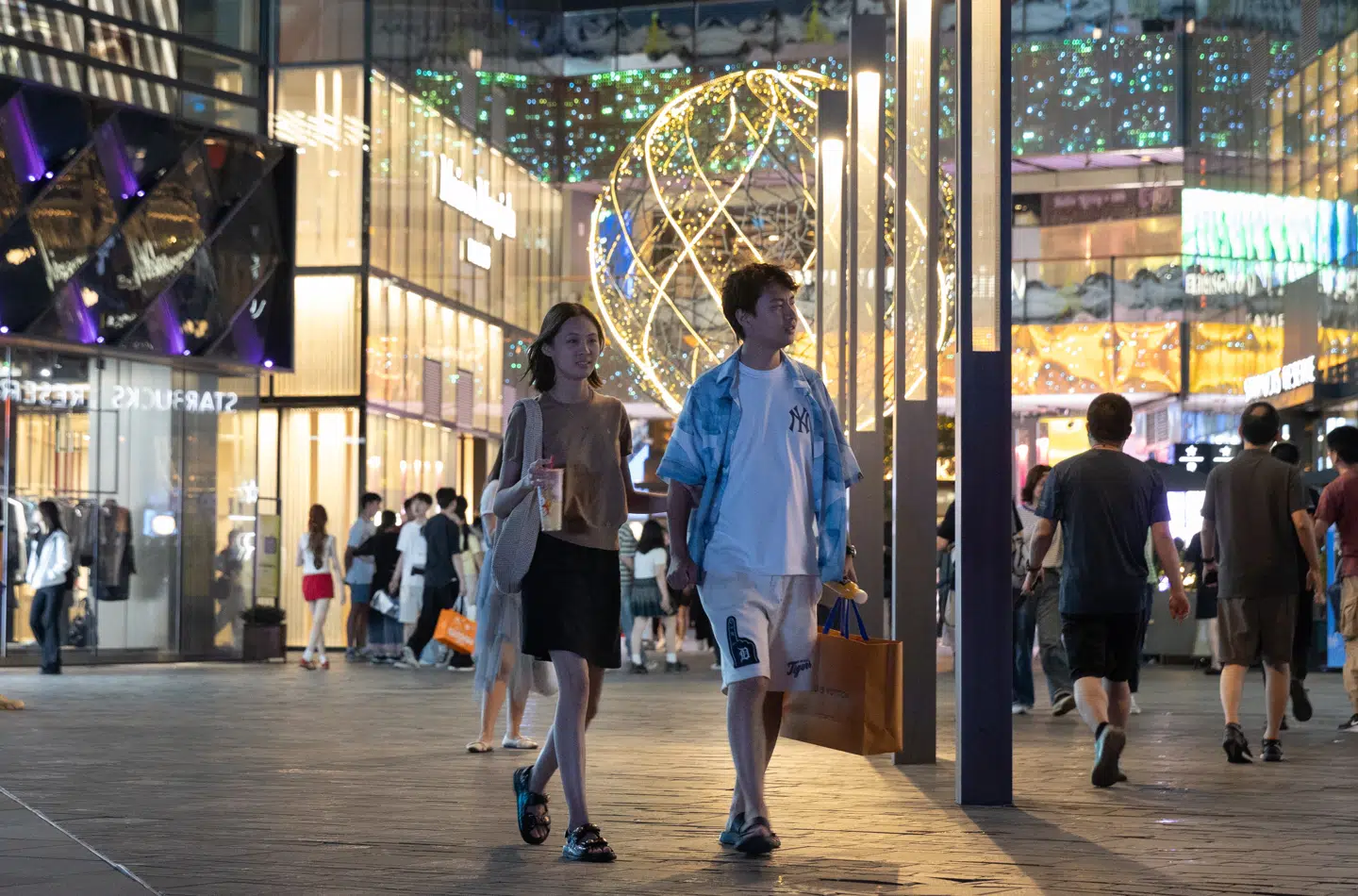 De kinesiske forbrugere brugte overraskende flere penge på indkøb i maj. Det giver et pusterum til regeringen i verdens næststørste økonomi. Her et indkøbscenter i hovedstaden, Beijing.