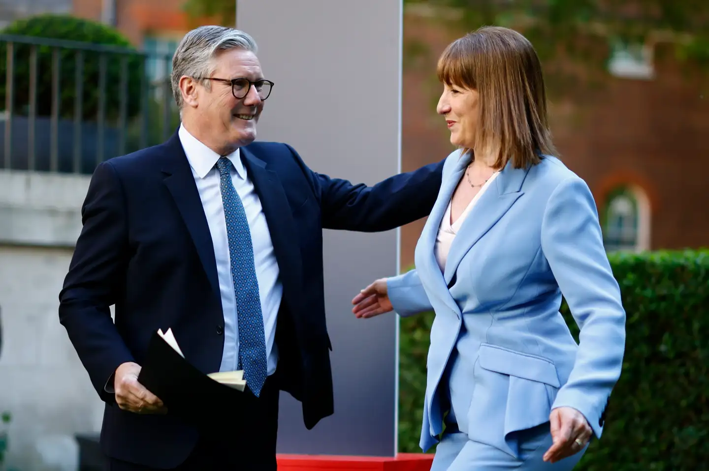 Storbritanniens premierminister, Keir Starmer, og finansminister Rachel Reeves er på en utaknemmelig opgave. Spørgsmålet er, om den britiske skude kan vendes.
