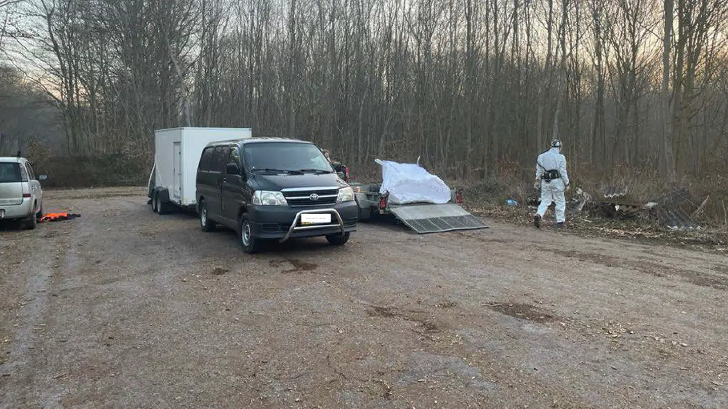 Foreningen har samlet billedmateriale fra hele landet, hvor asbestholdigt materiale er blevet fundet i skove.