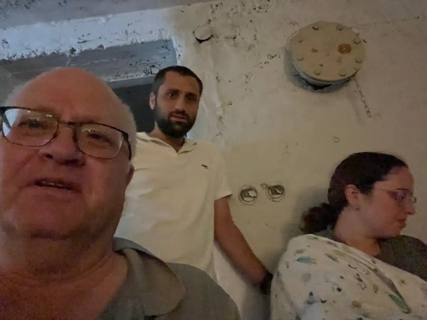 Her ses Rami Cohen (tv.) med sin familie i et beskyttelsesrum under sin bolig i Jerusalem.