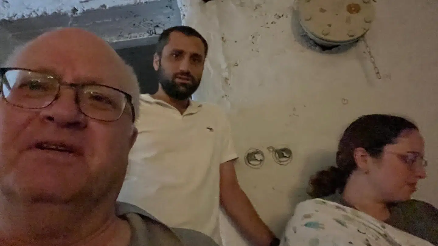 Her ses Rami Cohen (tv.) i beskyttelsesrummet under sin bolig med sin familie.