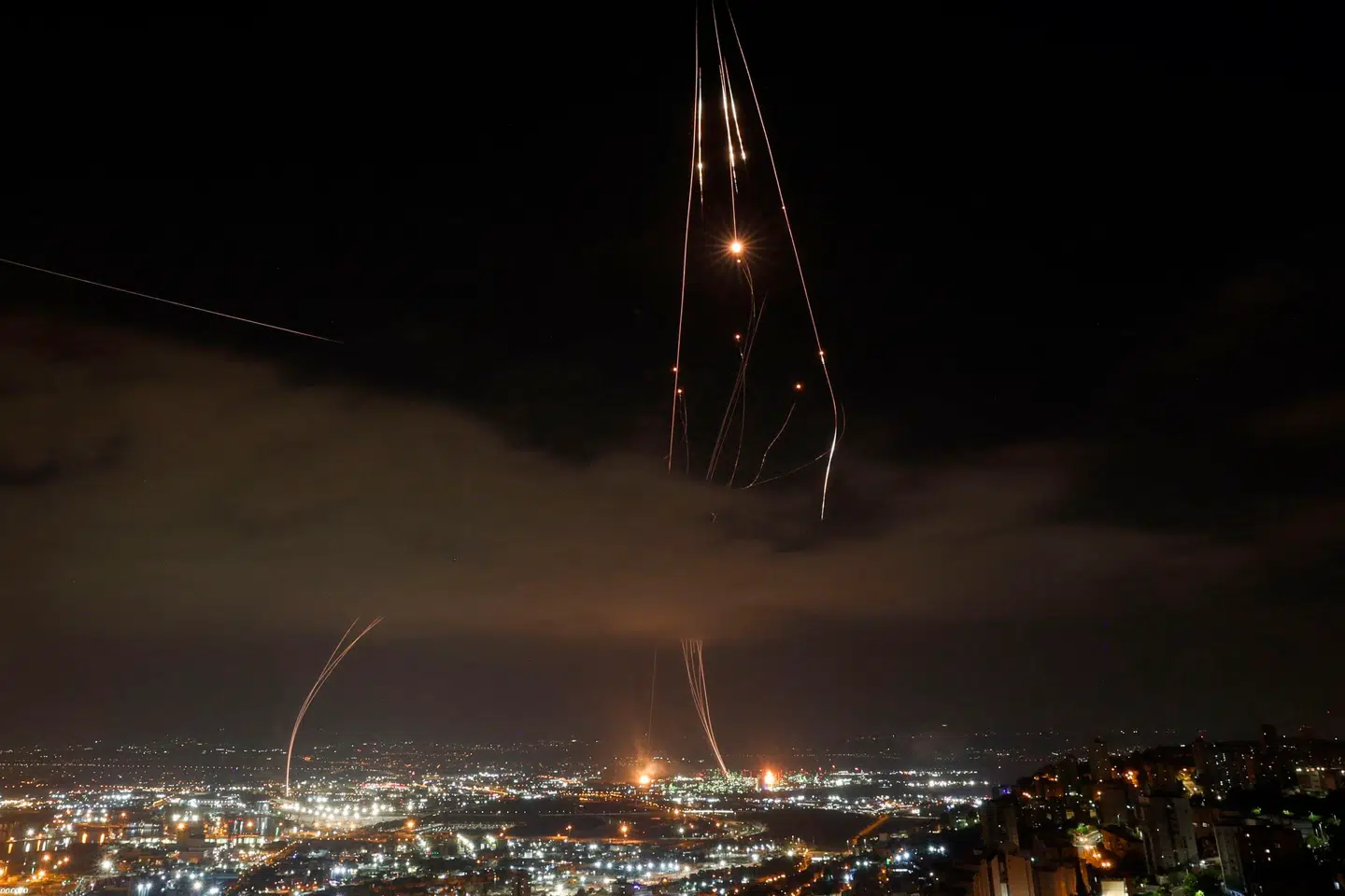 Sådan her ser nattehimlen ud flere steder i Israel, hvor iranske missiler bliver elimineret af landets højteknologiske 'iron dome'-forsvarssystem. Billedet her er taget i den israelske by Haifa den 16. juni.