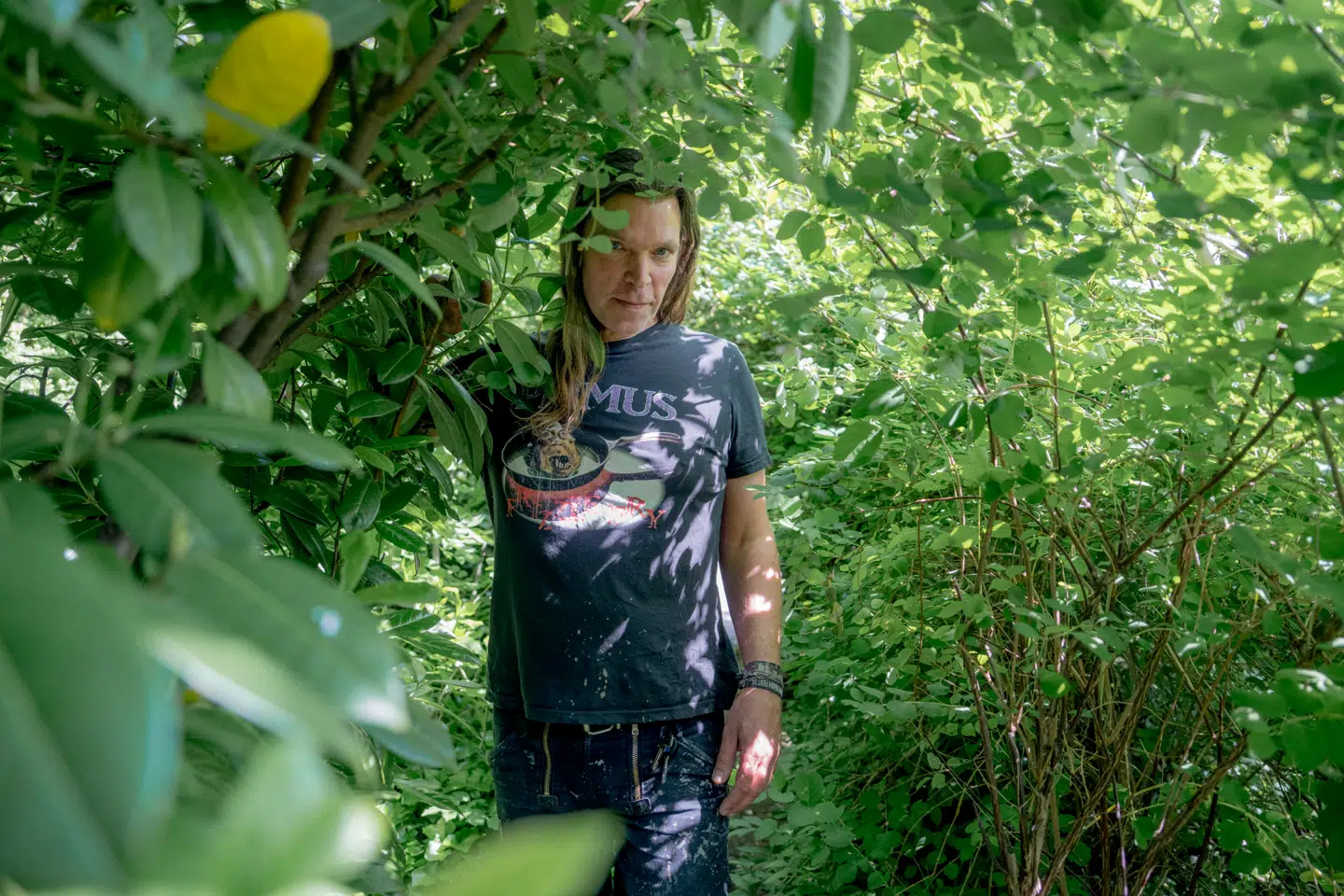 Efter Rasmus Brandt i 30 år har benyttet en lille have på Christiania er han nu via en advokat blevet bedt om at forlade haven. For nogle er det symptomatisk for et Christiania, der ikke længere løser konflikter selv, men i stedet går til politi og advokater.