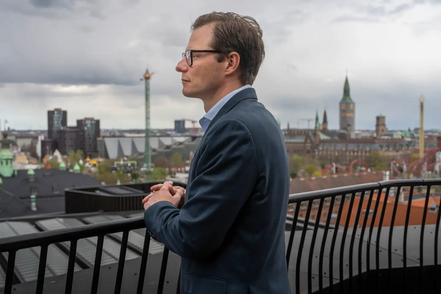 Landets banker, herunder Carsten Egeriis, administrerende direktør i Danske Bank, peger på, at Danmark i flere tilfælde strammer loven mere over for banksektoren, end EU forpligter sine medlemslande til.