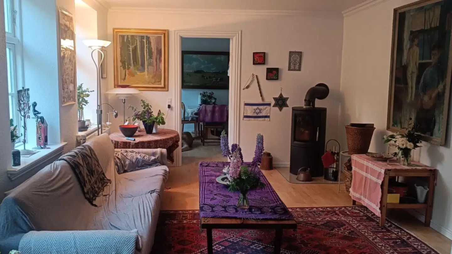 Her ses stuen med det israelske flag, folk, der overnatter hos hende, ikke må være krænket af.