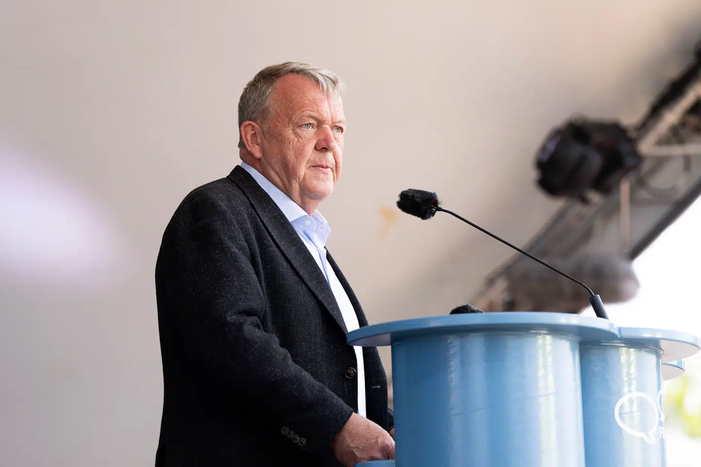 Fra hovedscenen i Allinge på Bornholm benyttede partiformand for Moderaterne Lars Løkke Rasmussen Folkemødet til at sende en stikpille af sted mod sine regeringsfæller.