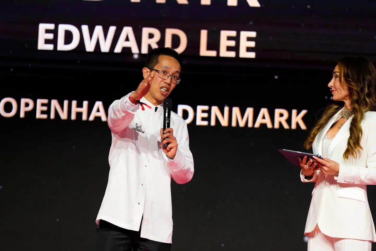 Edward Lee fra Udtryk tager imod restaurantens første Michelin-stjerne på scenen.