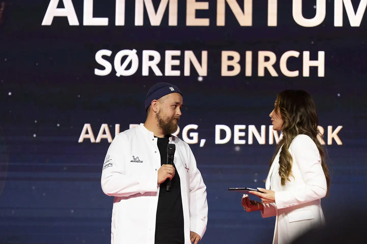 Søren Birch, som ejer Alimentum i Aalborg, var på scenen ved mandag aftens michelinuddeling for at modtage restaurantens første michelinstjerne. Det er også Aalborgs første michelinstjerne.