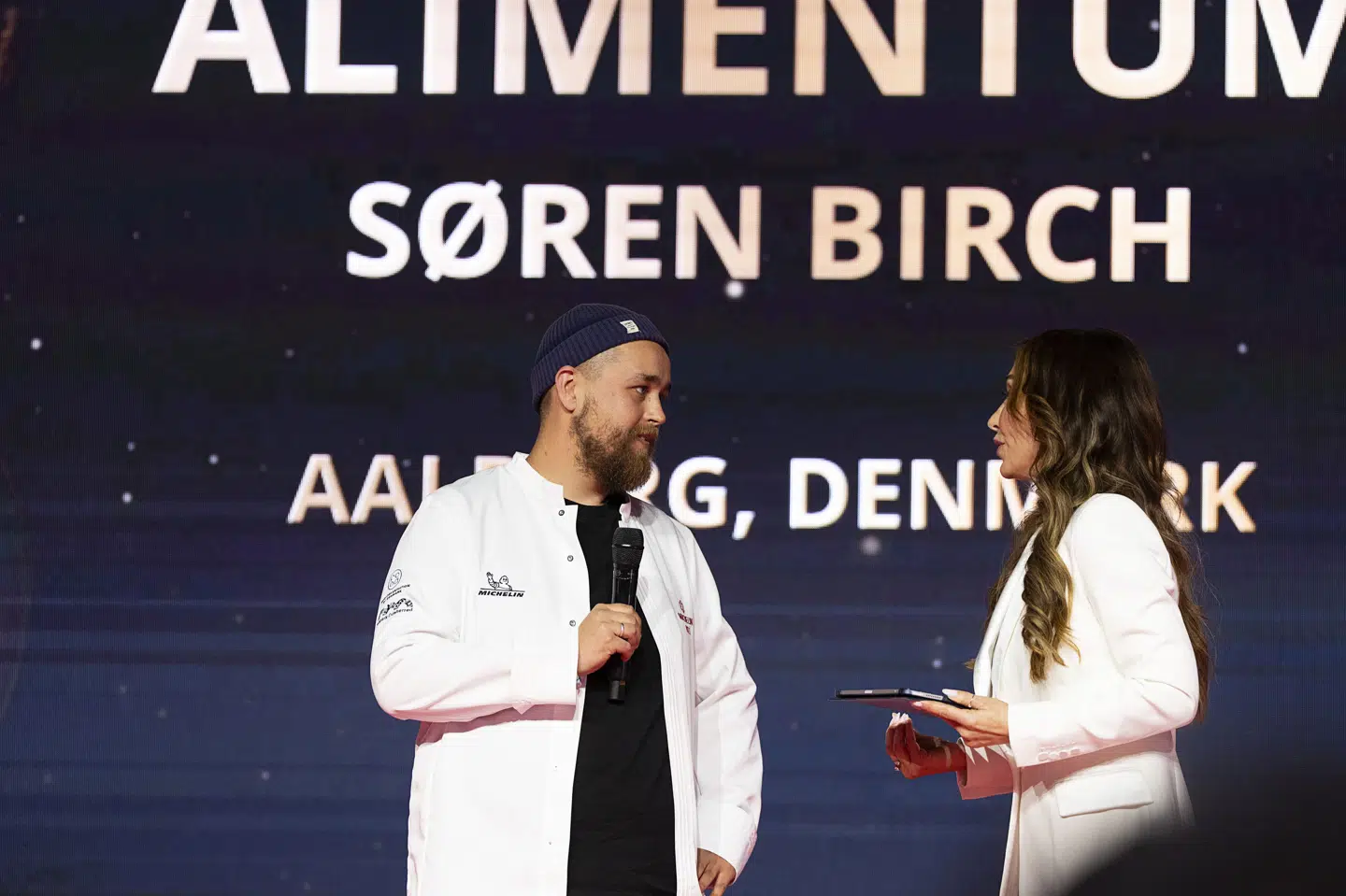 Søren Birch, som ejer Alimentum i Aalborg, var på scenen ved mandag aftens michelinuddeling for at modtage restaurantens første michelinstjerne. Det er også Aalborgs første michelinstjerne.