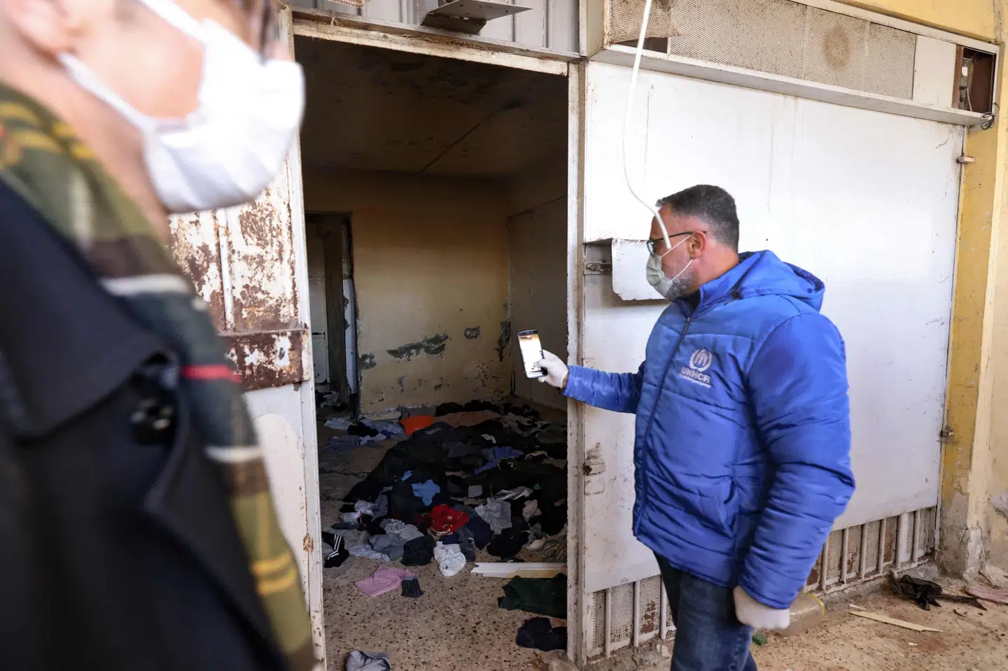 En UNHCR-ansat tager et hurtigt foto af en fængselscelle i det berygtede Sednaya-fængsel i Syrien, hvor et stort antal fanger blev sat fri efter præsident Bashar al-Assads fald i december. UNHCR, der blandt andet har assisteret syriske flygtninge, skal nu skære markant ned på sin arbejdsstyrke. (Arkivfoto)