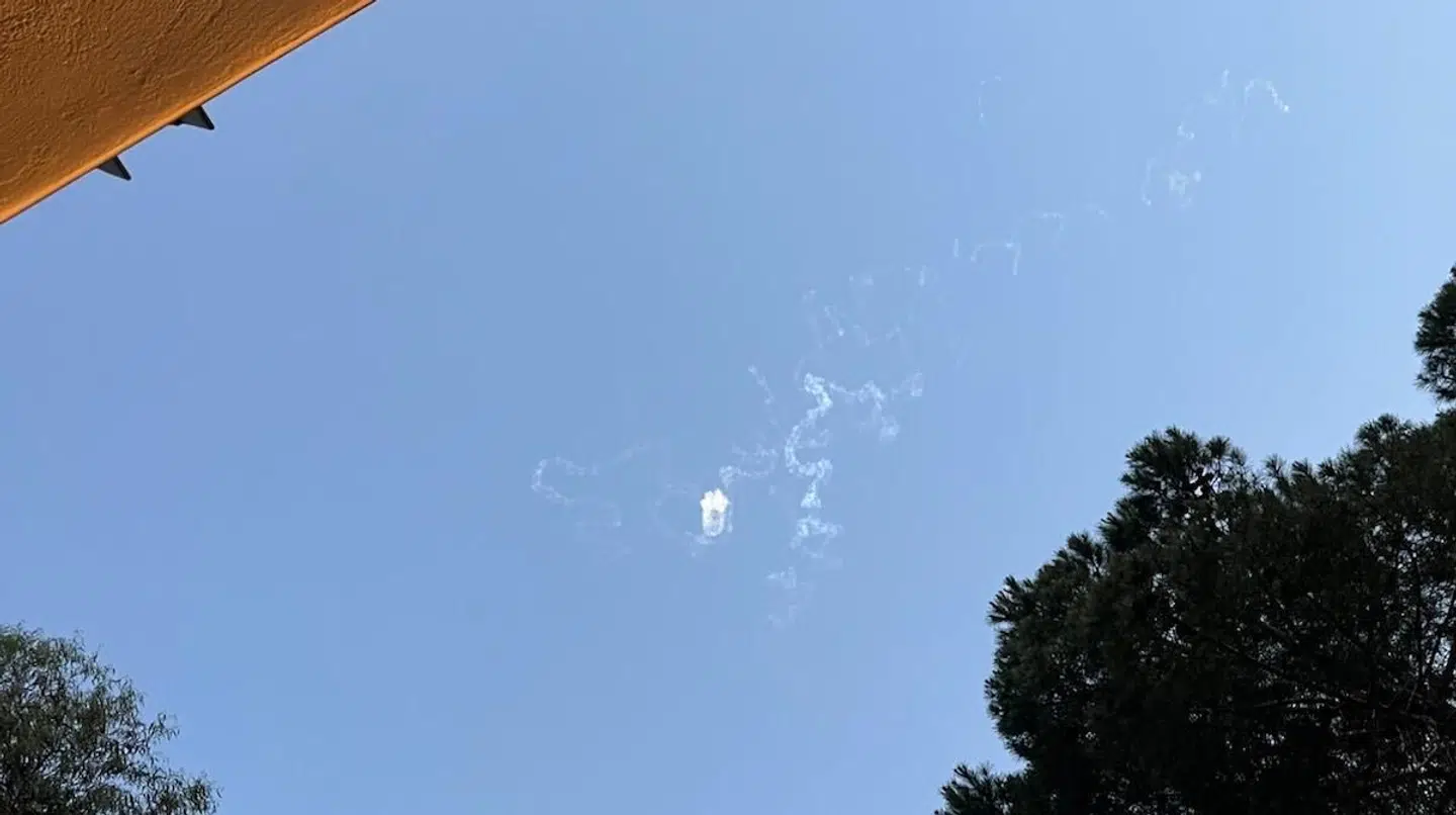 Her ses røgen fra den drone, der eksploderede over hovedet på Rami Cohen.