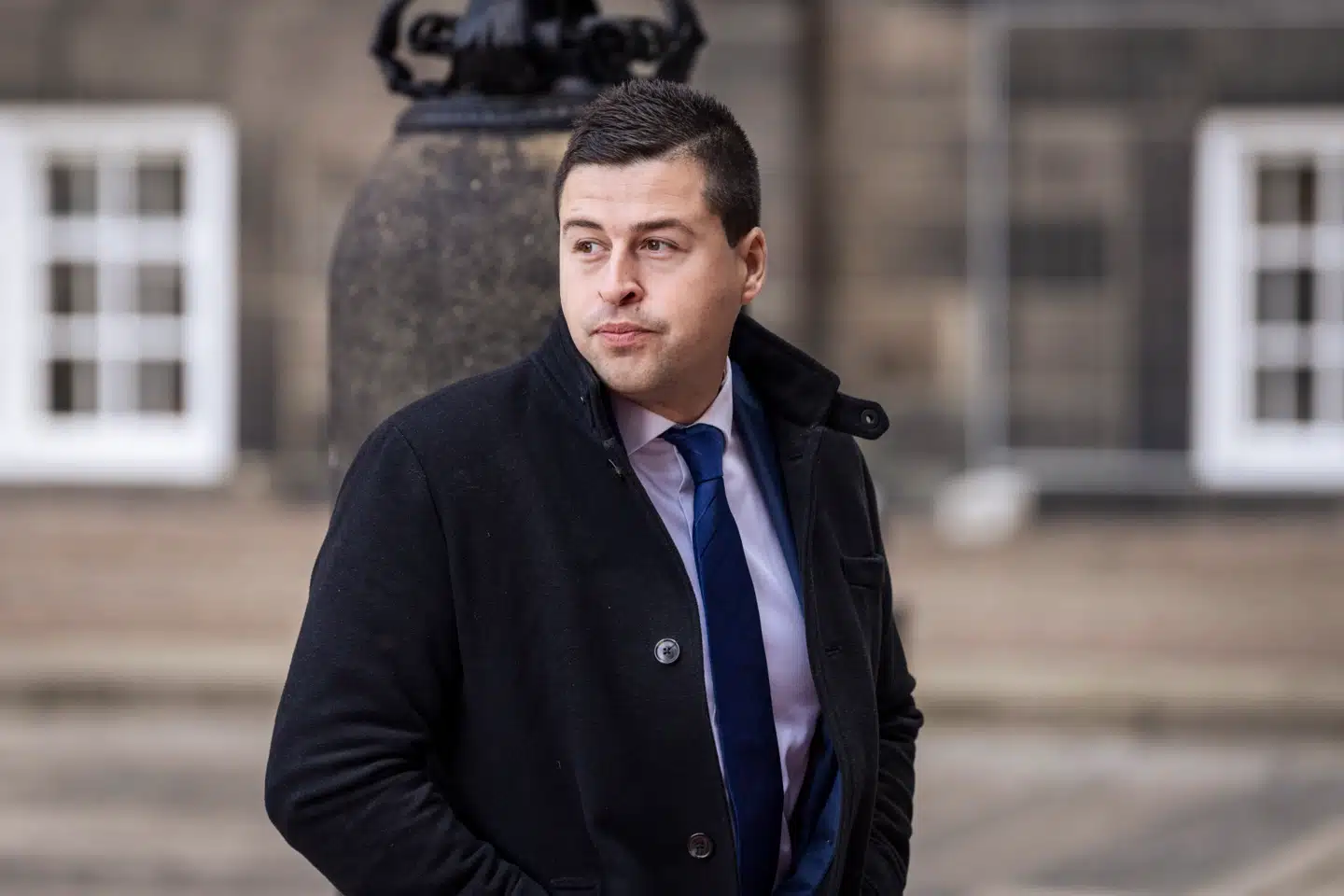 Mike Fonseca forlod Moderaterne kort efter, at historien om hans 15-årige kæreste kom frem i pressen. Fonseca har siden da være løsgænger på Christiansborg.