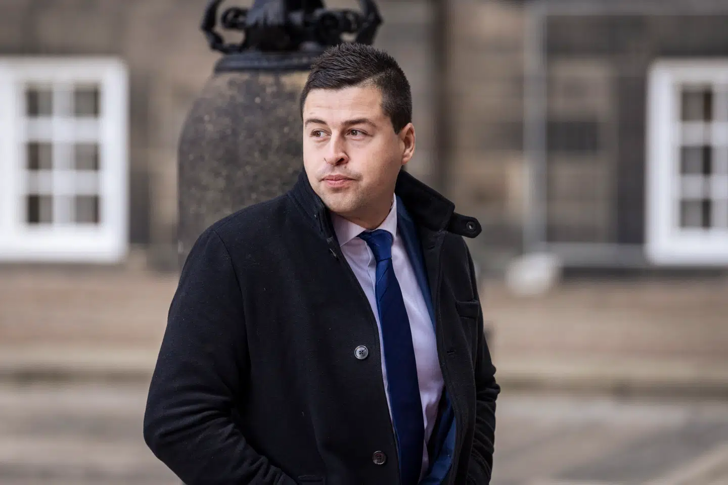 Mike Fonseca forlod Moderaterne kort efter, at historien om hans 15-årige kæreste kom frem i pressen. Fonseca har siden da være løsgænger på Christiansborg.