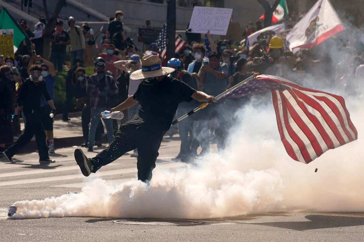 »Amerikanerne, som ifølge deres nationalmelodi er borgere i »Land of the free«, oplever et land, der bevæger sig i autoritær retning. Kig til Los Angeles, hvor Marinekorpset er udkommanderet,« skriver Adam Holm.