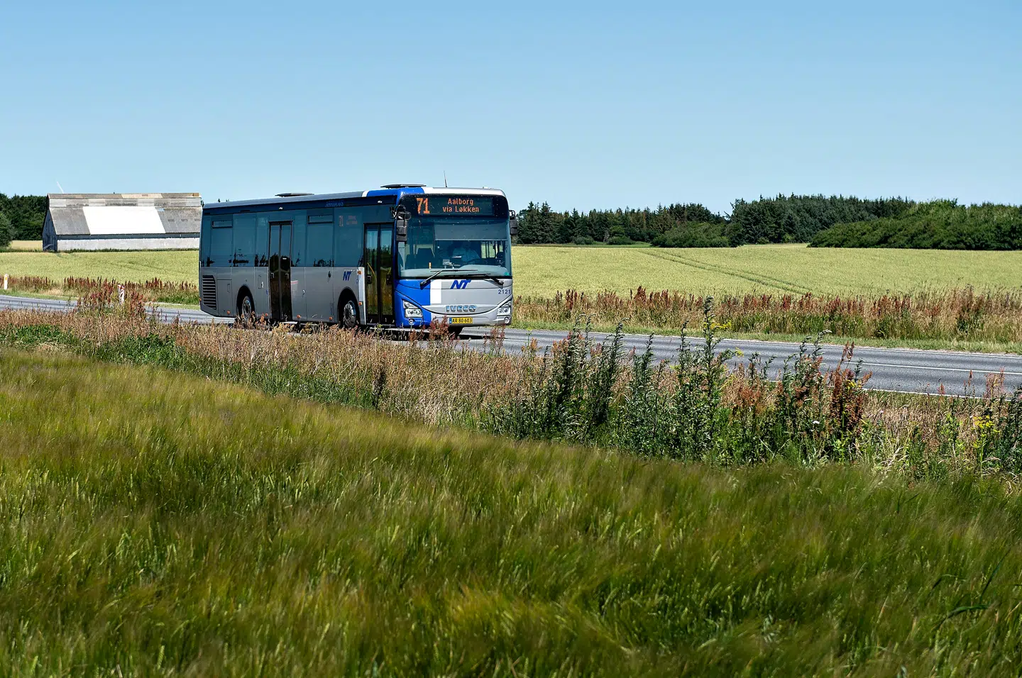 »Det handler ikke kun om økonomi. Det handler om sammenhængskraft og lige muligheder,« skriver Pernille Søndergaard om offentlig transport på landet. Her ses en rutebil fra Nordjyllands Trafikselskab nær Saltum i Vendsyssel.