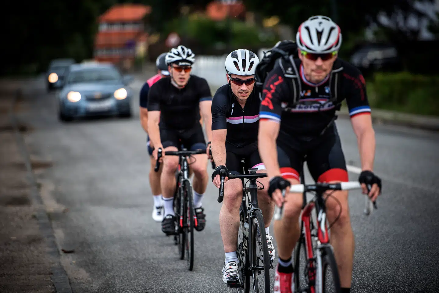 »Jeg tror ikke, at hurtigkørende motionscyklister vælger kørebanen på Strandvejen for at genere bilister, men snarere fordi der ikke eksisterer en god alternativ rute for hurtige cyklister,« skriver Claus Thorp Hansen.