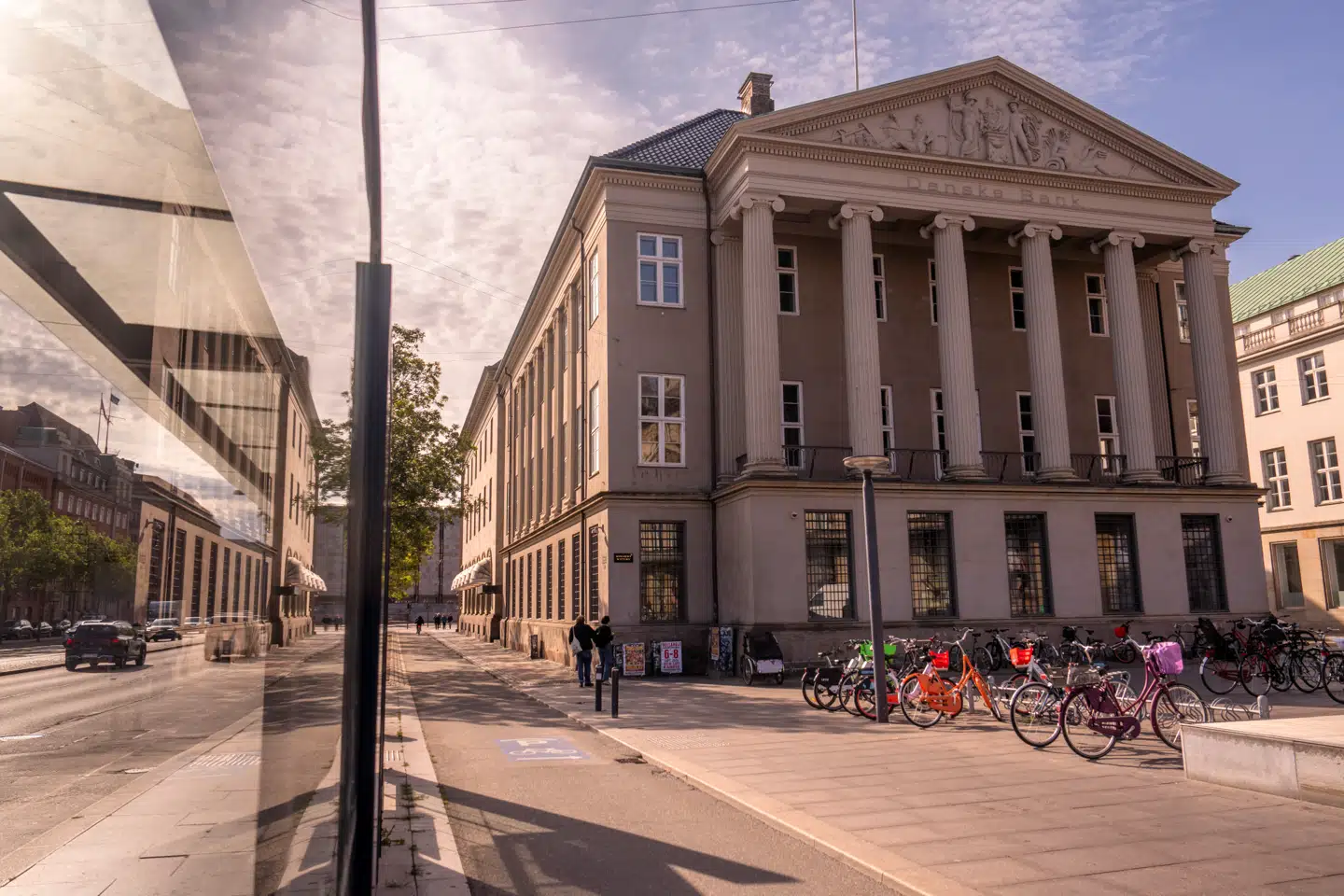 »Prisbogen hos Danske Bank er på 36 sider – alene på gebyrer. Rentesatserne skal du finde andetsteds,« skriver Winni Grosbøll om et af eksemplerne på bankernes uigennemsigtige gebyrer.