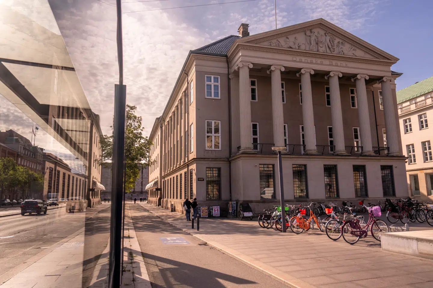 »Prisbogen hos Danske Bank er på 36 sider – alene på gebyrer. Rentesatserne skal du finde andetsteds,« skriver Winni Grosbøll om et af eksemplerne på bankernes uigennemsigtige gebyrer.