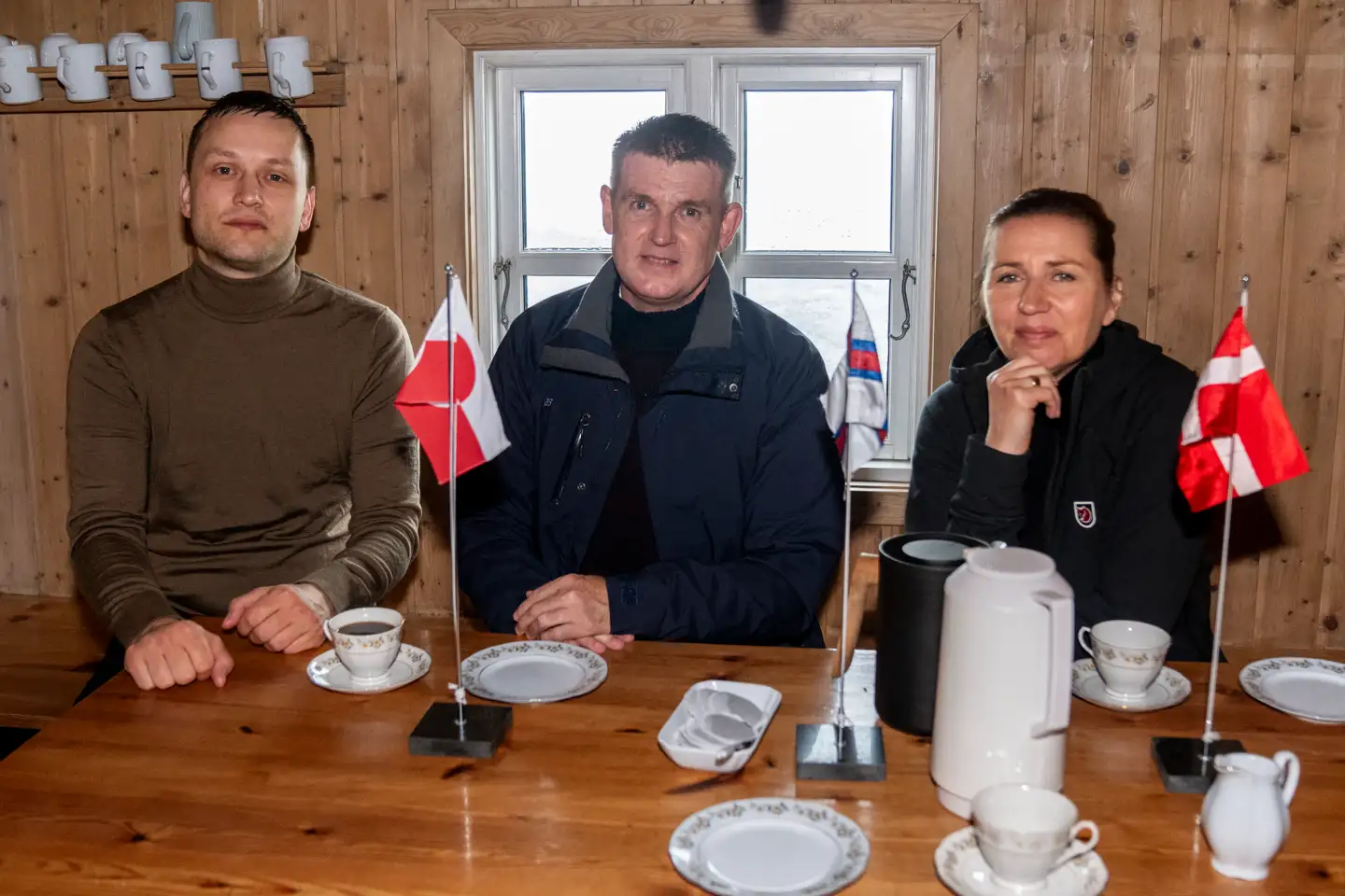Statsminister Mette Frederiksen, den grønlandske regeringsleder, Jens-Frederik Nielsen, og Færøernes lagmand, Aksel V. Johannesen, deltager i det halvårlige rigsmøde, mandag den 16. juni 2025. Et af møderne foregår i en lille hytte på den ubeboede færøske holm Tindholmur. (Foto: Ida Marie Odgaard/Ritzau Scanpix)