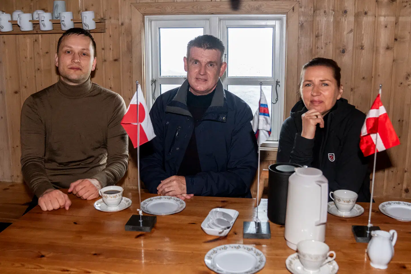 Statsminister Mette Frederiksen, den grønlandske regeringsleder, Jens-Frederik Nielsen, og Færøernes lagmand, Aksel V. Johannesen, deltager i det halvårlige rigsmøde, mandag den 16. juni 2025. Et af møderne foregår i en lille hytte på den ubeboede færøske holm Tindholmur. (Foto: Ida Marie Odgaard/Ritzau Scanpix)