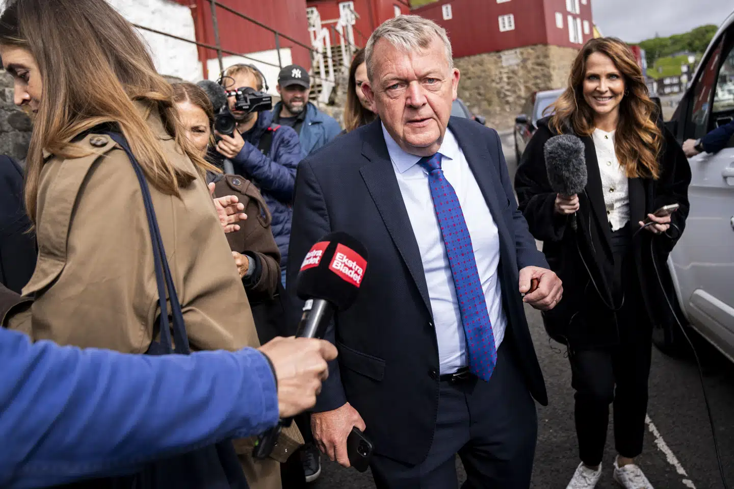 Udenrigsminister Lars Løkke Rasmussen (M) er tirsdag på Færøerne, mens endnu en historie om partiets tidligere folketingsmedlem Mike Fonseca har set dagens lys.