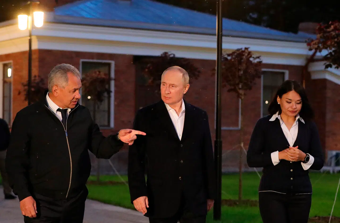 Sidste år troede mange, at Sergej Sjojgu (tv.) var røget ud i kulden, da præsident Putin fyrede ham som forsvarsminister. Men nu har han på ny fået indflydelse. Og i år er hans datter, 34-årige Ksenia Sjogju (th.), en af de uofficielle hovedtalere ved det prestigefyldte internationale økonomiske forum i Sankt Petersborg.