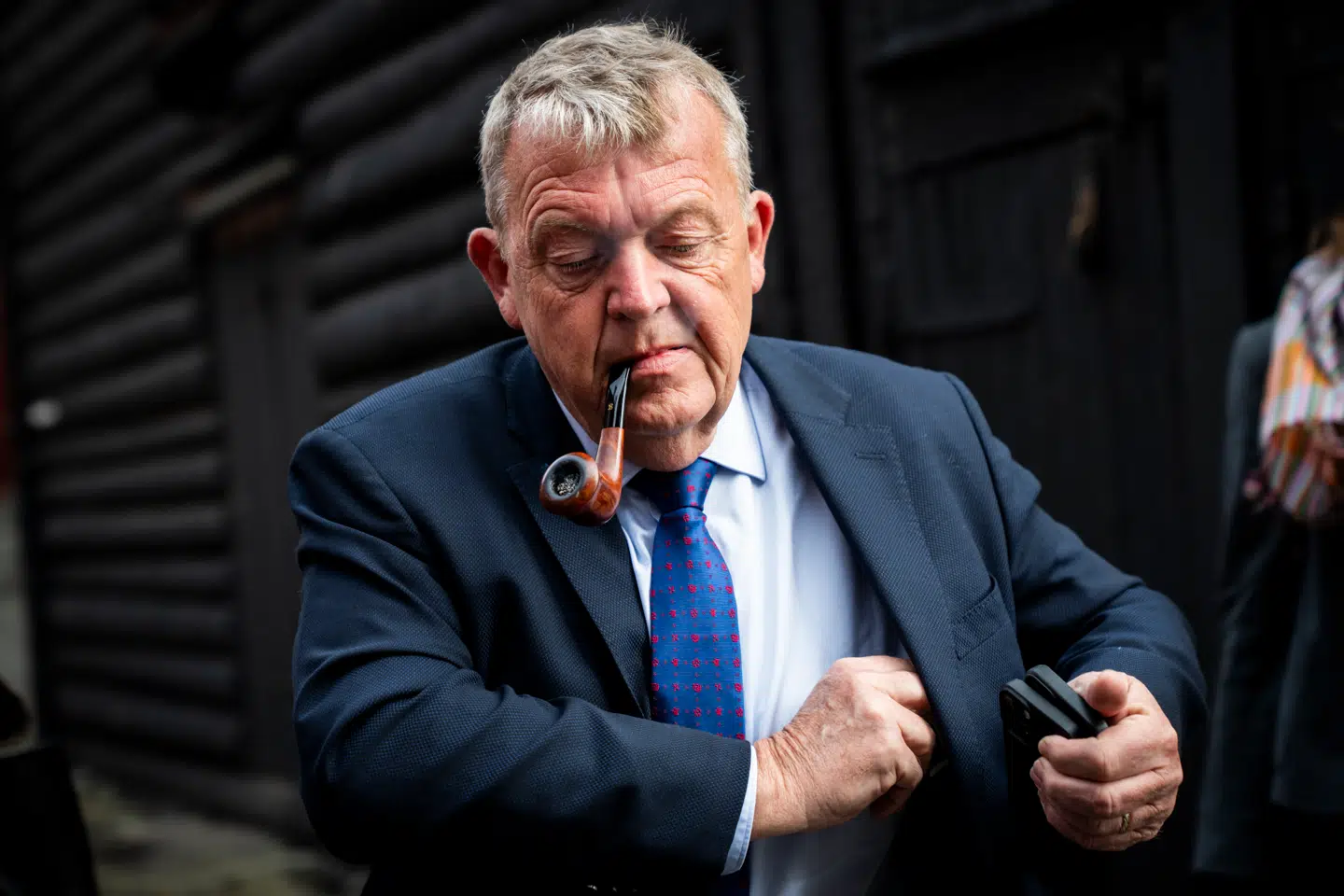 »Egentlig har Moderaterne været ude af det dødsloop, de ellers har befundet sig i i lang tid, hvor de hele tiden har skullet tale om personsager. Men det er de så kommet tilbage i nu,« vurderer forsker i vælgeradfærd Troels Bøggild.