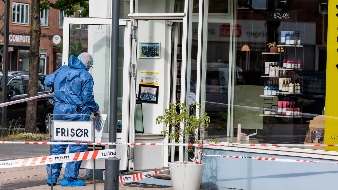 Den 47-årige kvinde blev dræbt på stedet og efterladt af sin eksmand mellem de parkerede biler i Brønshøj mandag eftermiddag.